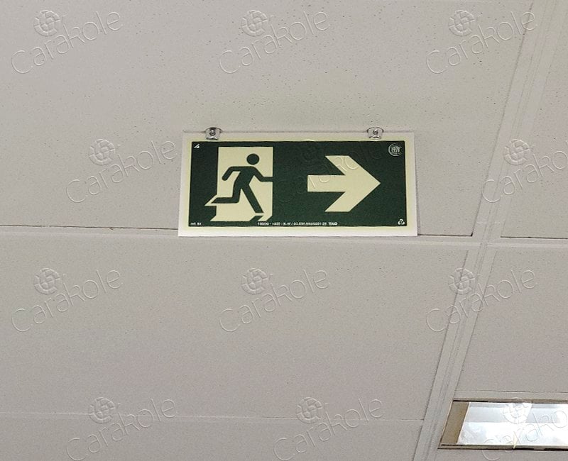 sinalização fotoluminescente instalada para rota de fuga