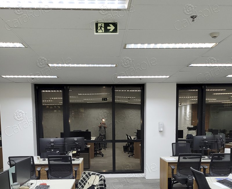 sinalização fotoluminescente instalada no teto